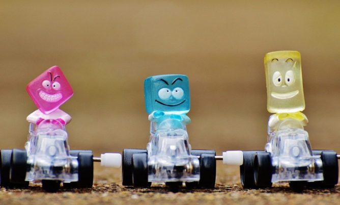 course de voitures avec des jouets