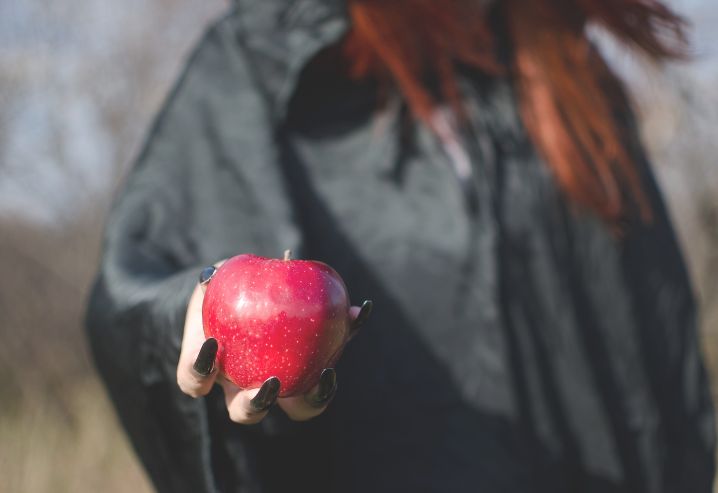 image représentant la pomme rouge empoisonnée du conte Blanche-Neige