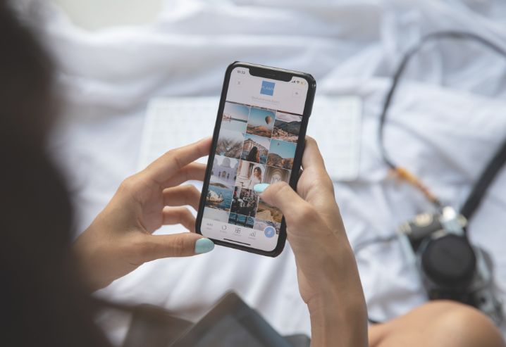 personne consultant son compte instagram